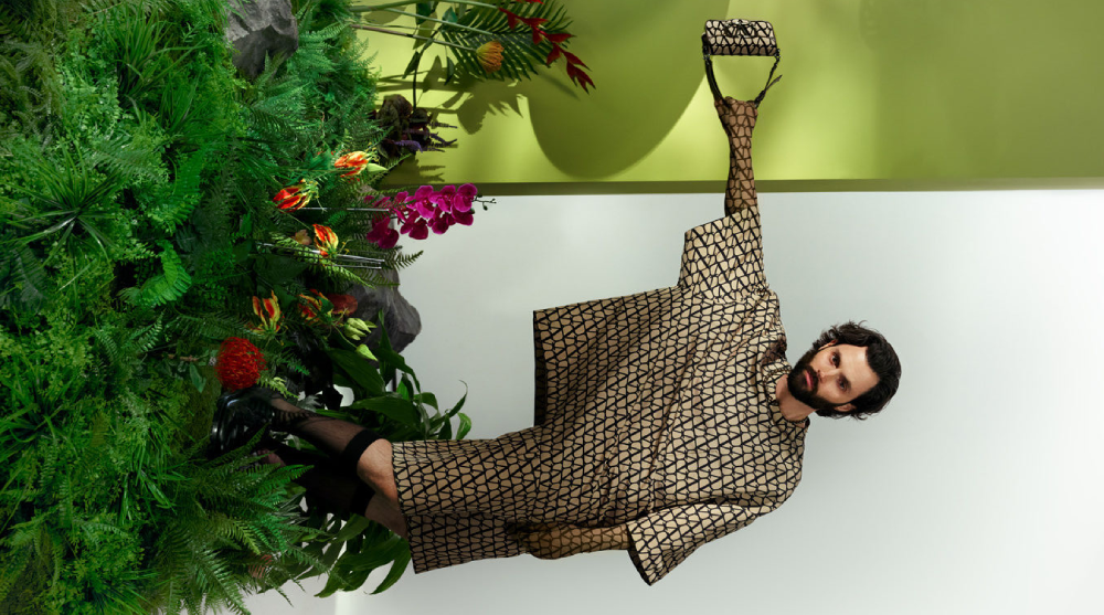 Penn Badgley porte la collection Maison Valentino Essentials