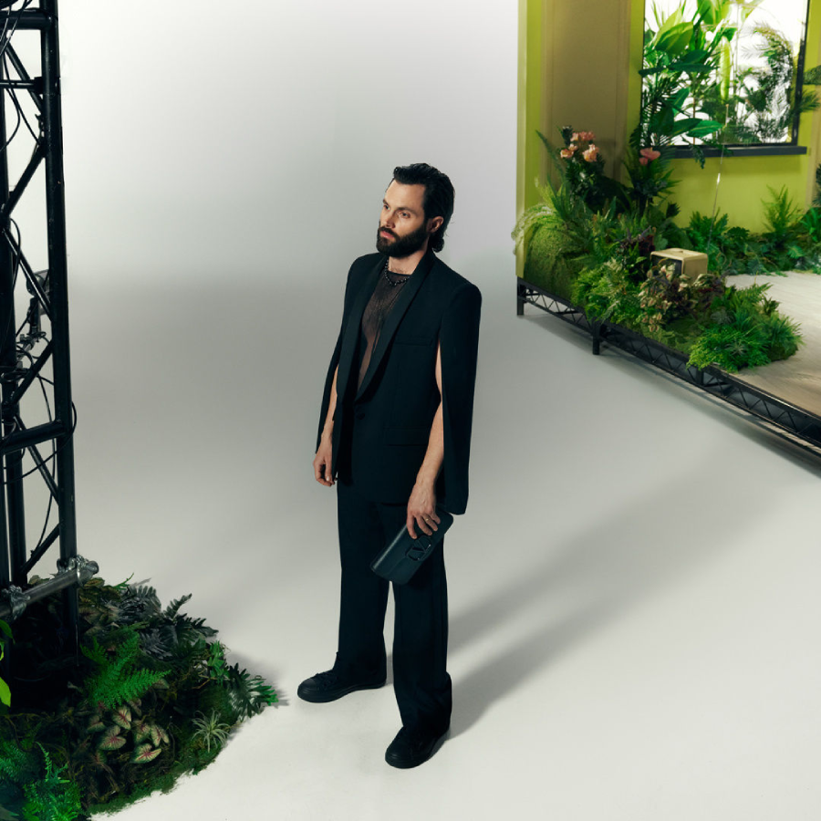 Penn Badgley porte la collection Maison Valentino Essentials