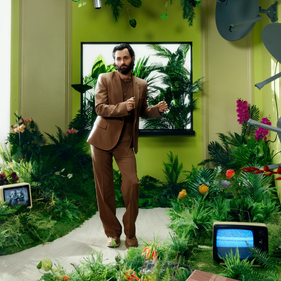 Penn Badgley porte la collection Maison Valentino Essentials