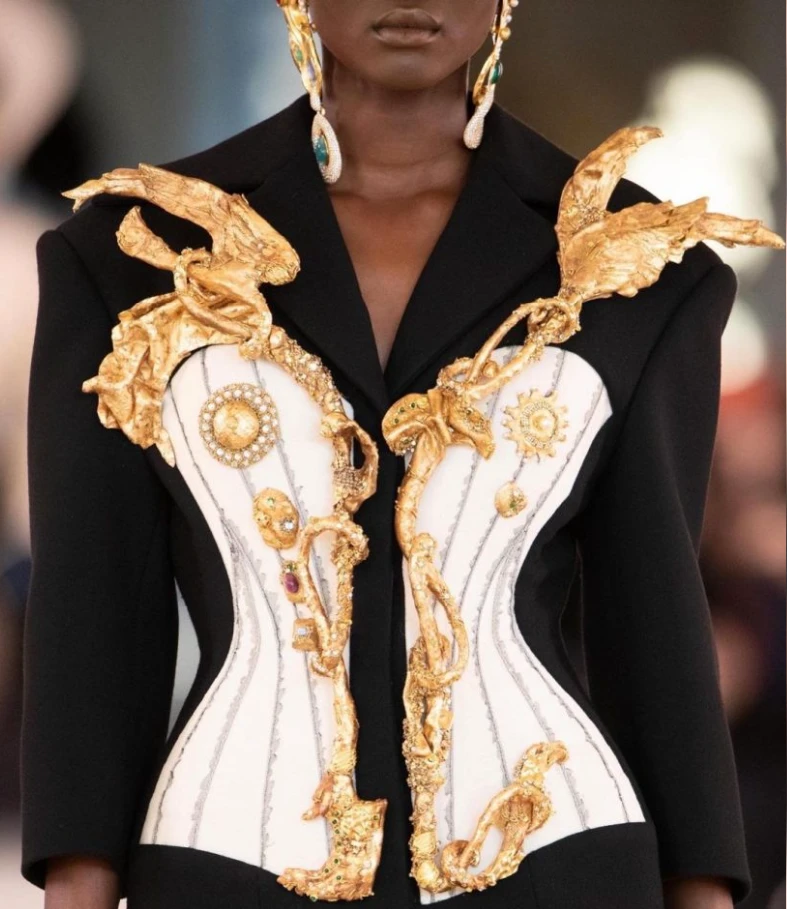 Une Ère de Discipline : Maison Schiaparelli par Daniel Roseberry