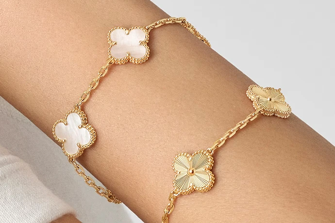 Le bracelet Alhambra de Van Cleef & Arpels : l'icône intemporelle de la joaillerie française